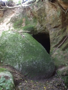 Portal secreto oculto entre fragas da Serra de Sintra