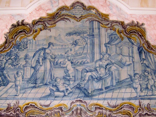 Silhar de azulejos (século XVIII) com cenas cortesãs "sagradas" por legendas do Cânticos dos Cânticos (igreja paroquial do Monte da Caparica).
