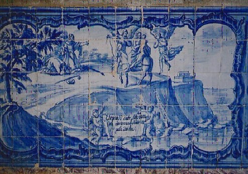 Silhar de azulejos retratando a aparição de Nossa Senhora da Mula (ermida da Memória, Cabo Espichel).