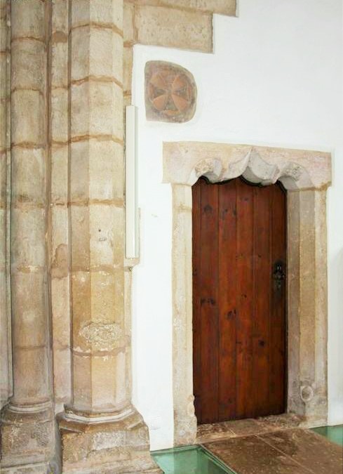 Cruz do Templo junto à porta da sacristia da igreja de S. Leonardo da Atouguia