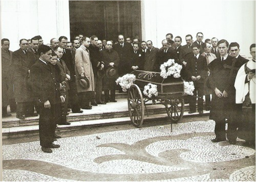 Funeral de Fernando Pessoa no Cemitério dos Prazeres, Lisboa, notícia que os jornais da época quase ignoraram