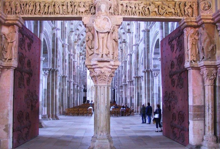 Pórtico de entrada na catedral do mosteiro beneditino de Vézelay, França