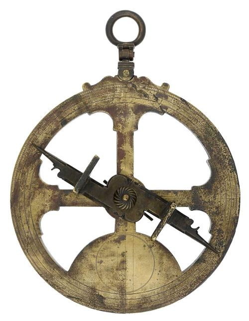 Astrolábio náutico, peça do século XVI. Com ele era permitido calcular a altura de um astro sobre o horizonte e assim determinar a latitude do lugar onde era feita a observação.